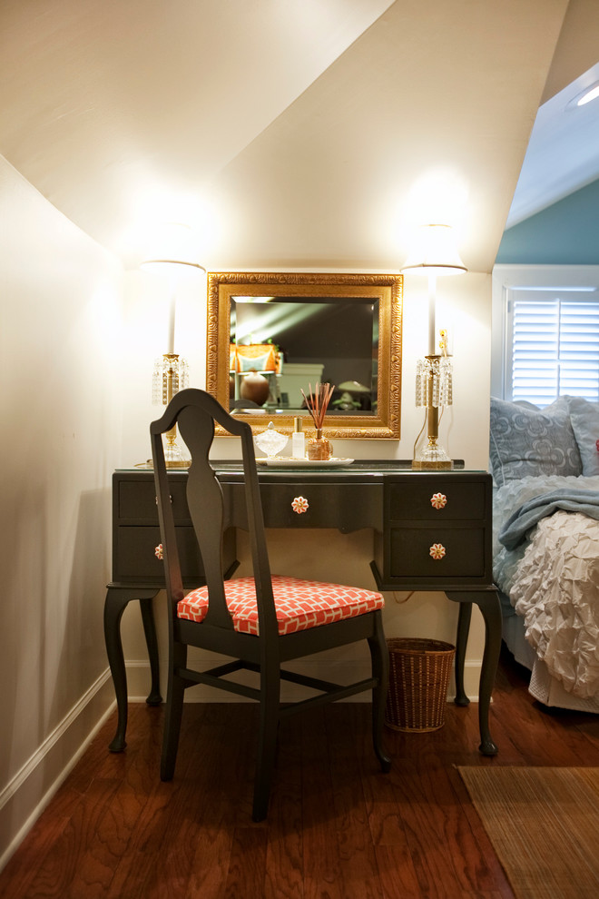 Mittelgroßes Eklektisches Schlafzimmer ohne Kamin, im Loft-Style mit blauer Wandfarbe und braunem Holzboden in Atlanta