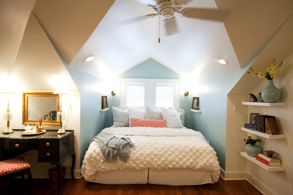 Idées déco pour une chambre mansardée ou avec mezzanine éclectique de taille moyenne avec un mur bleu, un sol en bois brun et aucune cheminée.