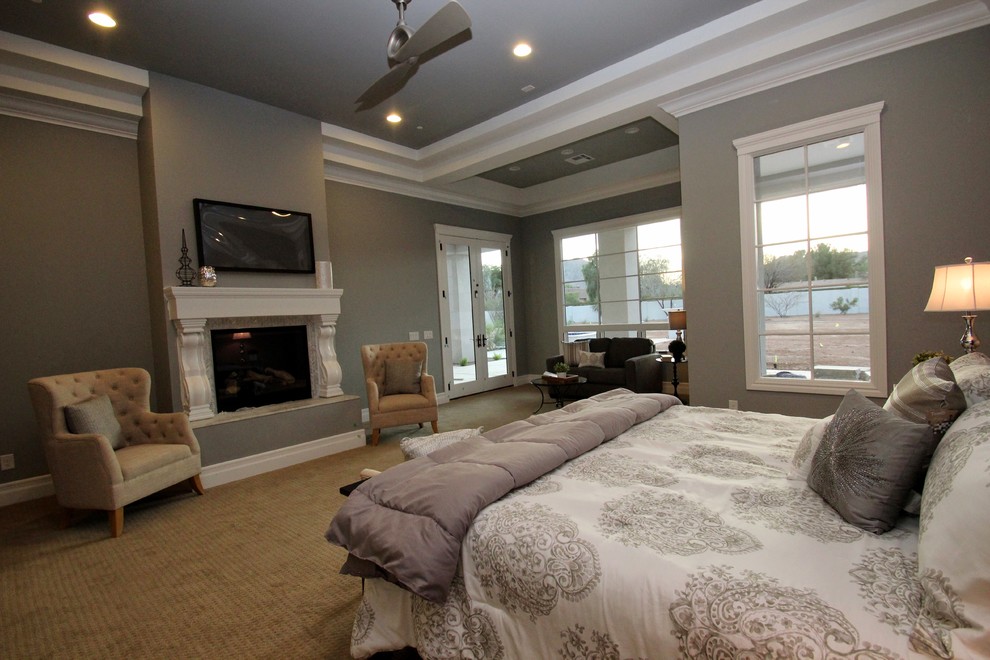 Идея дизайна: хозяйская спальня в стиле неоклассика (современная классика) с серыми стенами, ковровым покрытием, стандартным камином и фасадом камина из плитки