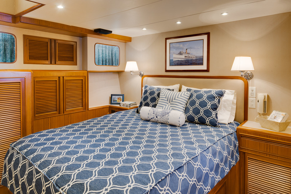 Kleines Maritimes Hauptschlafzimmer ohne Kamin mit beiger Wandfarbe und Teppichboden in San Diego