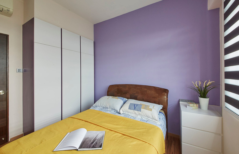 На фото: гостевая спальня среднего размера, (комната для гостей) в стиле модернизм с фиолетовыми стенами и полом из фанеры