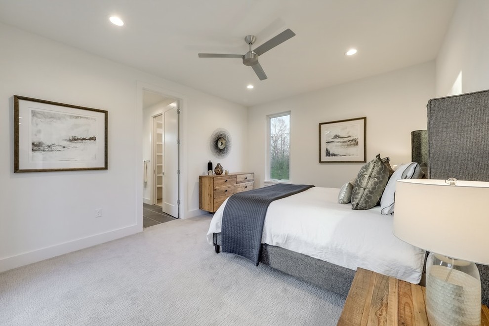 Foto de dormitorio principal minimalista grande sin chimenea con paredes beige, moqueta y suelo beige