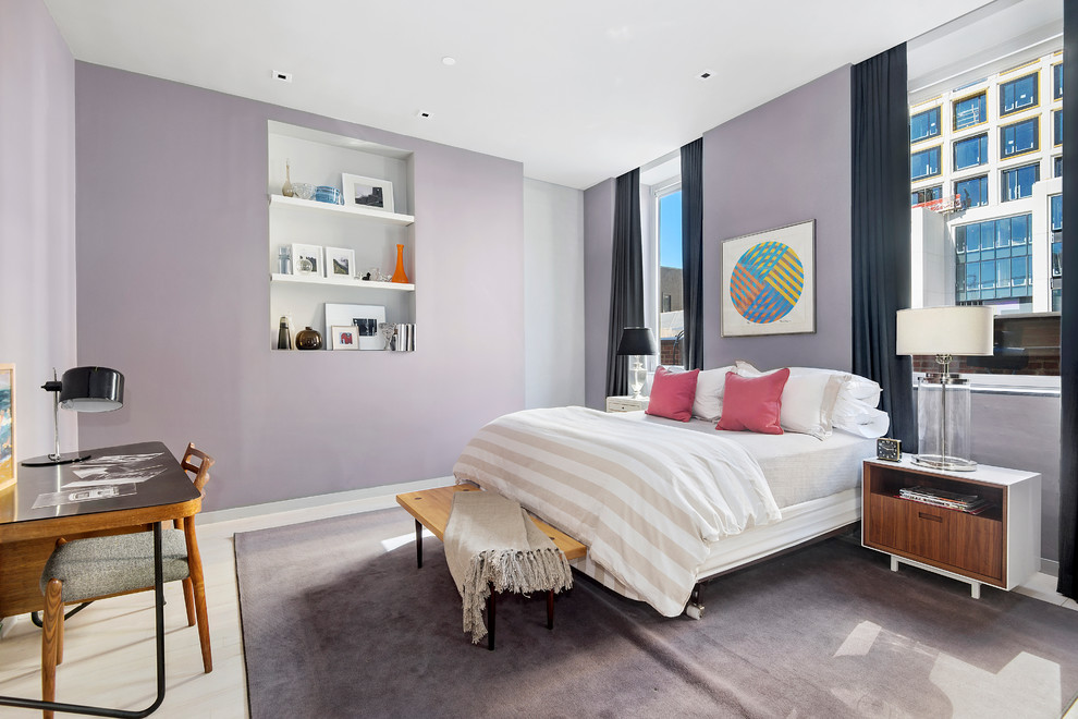 Cette photo montre une grande chambre d'amis tendance avec un mur violet et parquet clair.