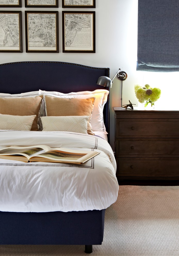 На фото: хозяйская спальня среднего размера в стиле неоклассика (современная классика) с серыми стенами и темным паркетным полом без камина