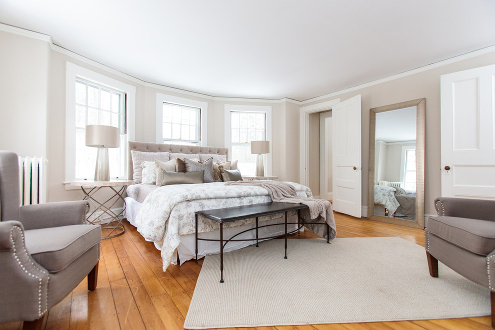 ボストンにある広いトラディショナルスタイルのおしゃれな主寝室 (ベージュの壁、無垢フローリング、標準型暖炉、木材の暖炉まわり、ベージュの床) のレイアウト
