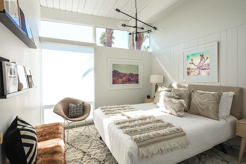 Bedroom - mid-sized mid-century modern guest carpeted bedroom idea in Los Angeles with white walls and no fireplace