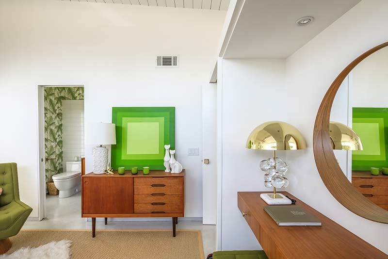 Imagen de habitación de invitados vintage de tamaño medio sin chimenea con paredes blancas y moqueta