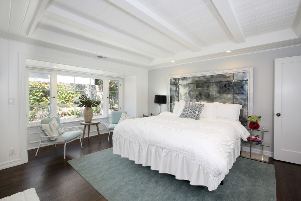 Источник вдохновения для домашнего уюта: хозяйская спальня в морском стиле с белыми стенами, темным паркетным полом и стандартным камином
