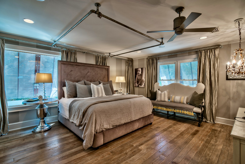 Стильный дизайн: большая хозяйская спальня в викторианском стиле с серыми стенами и паркетным полом среднего тона без камина - последний тренд