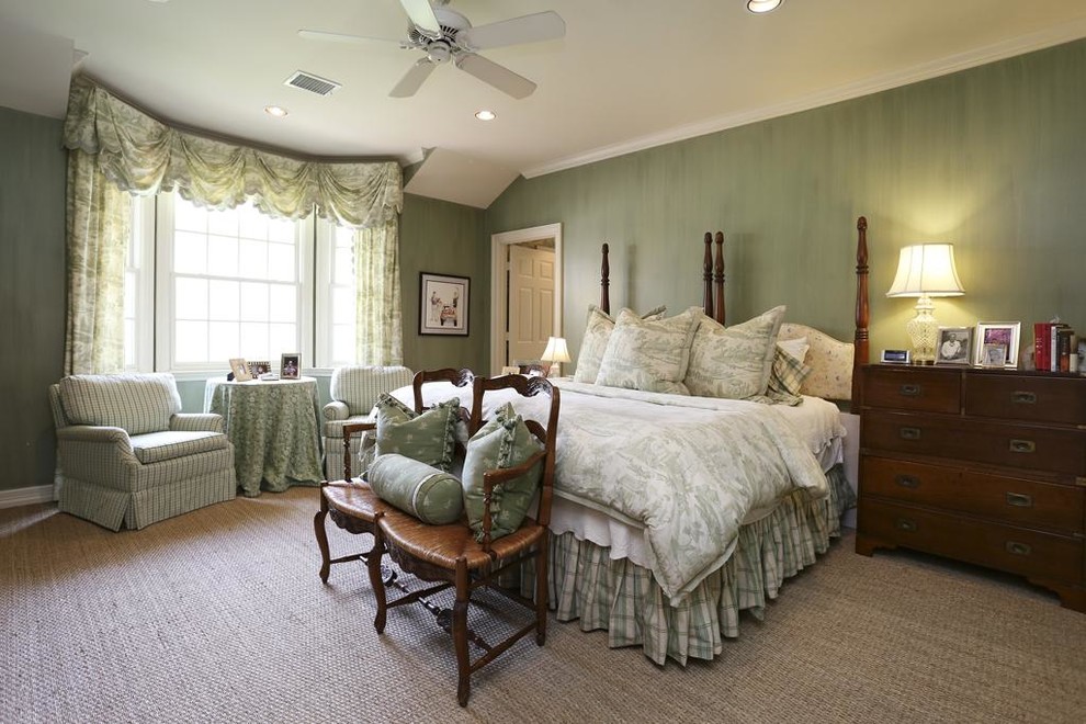 Diseño de dormitorio principal tradicional grande con paredes verdes, moqueta y suelo beige
