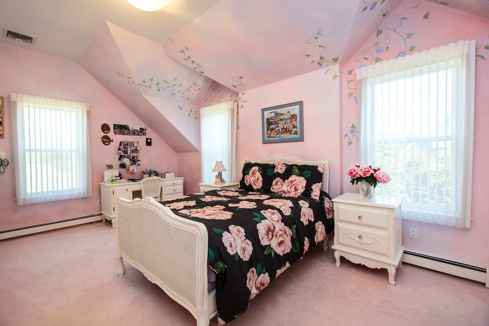 Exemple d'une grande chambre romantique avec un mur rose.