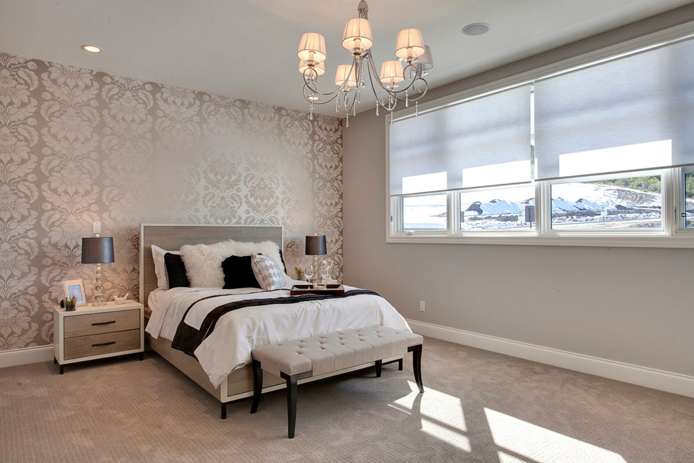 Klassisches Schlafzimmer mit grauer Wandfarbe und Teppichboden in Calgary