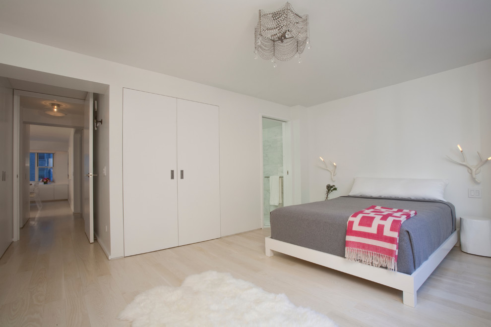 Modernes Schlafzimmer mit weißer Wandfarbe und hellem Holzboden in New York