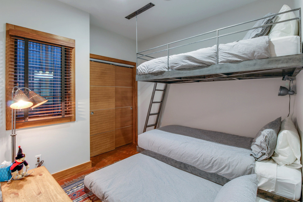 Kleines Rustikales Gästezimmer ohne Kamin mit grauer Wandfarbe, braunem Holzboden und braunem Boden in Sonstige