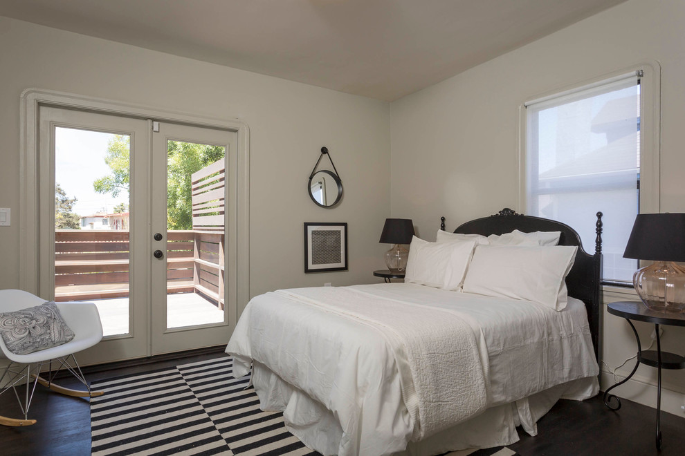 Klassisches Schlafzimmer mit weißer Wandfarbe und dunklem Holzboden in San Francisco