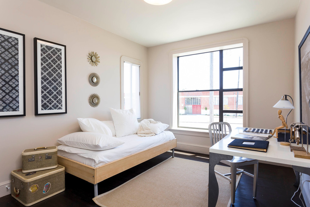 Cette image montre une chambre design avec un mur beige et parquet foncé.