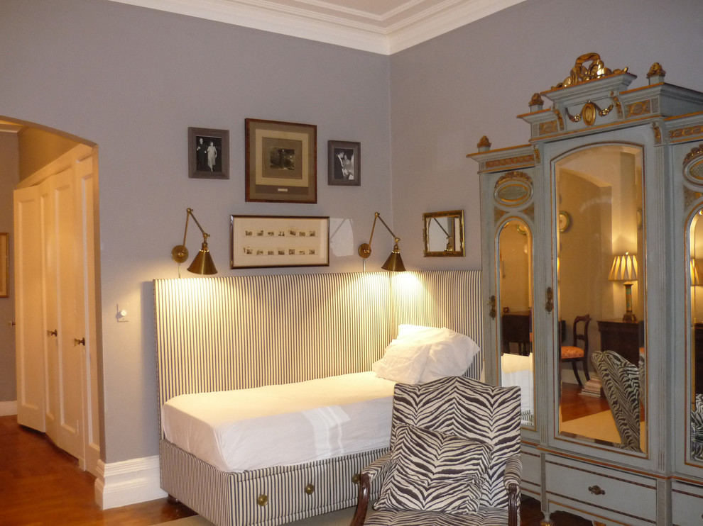 Источник вдохновения для домашнего уюта: маленькая спальня на антресоли в классическом стиле с серыми стенами и паркетным полом среднего тона для на участке и в саду
