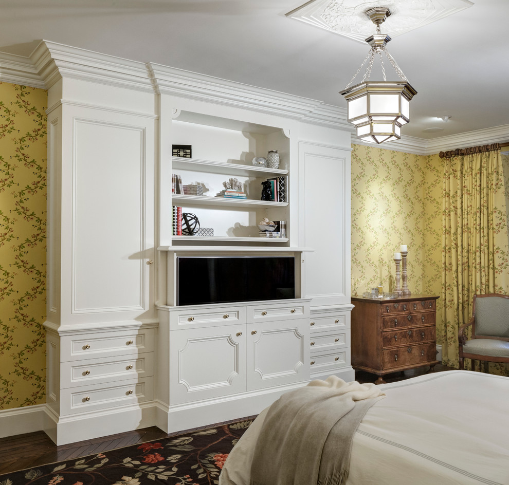 Идея дизайна: хозяйская спальня среднего размера в классическом стиле с желтыми стенами и паркетным полом среднего тона