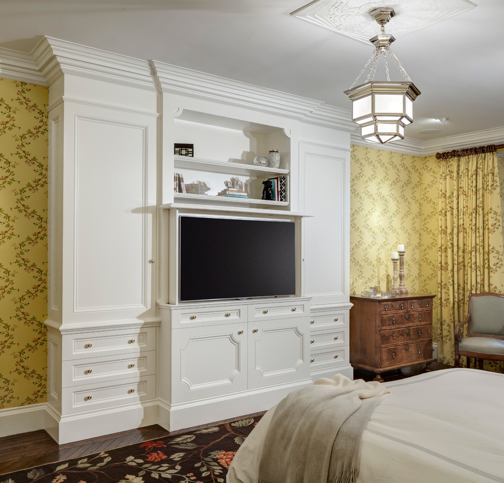 Ejemplo de dormitorio principal clásico de tamaño medio con paredes amarillas y suelo de madera en tonos medios