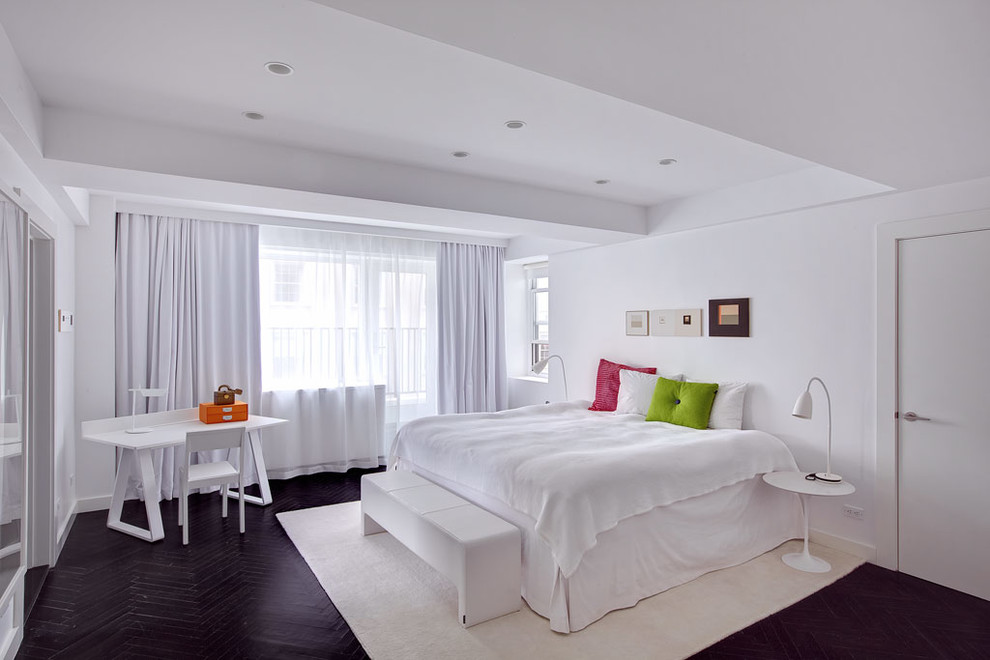 Свежая идея для дизайна: большая спальня в современном стиле с белыми стенами и темным паркетным полом - отличное фото интерьера