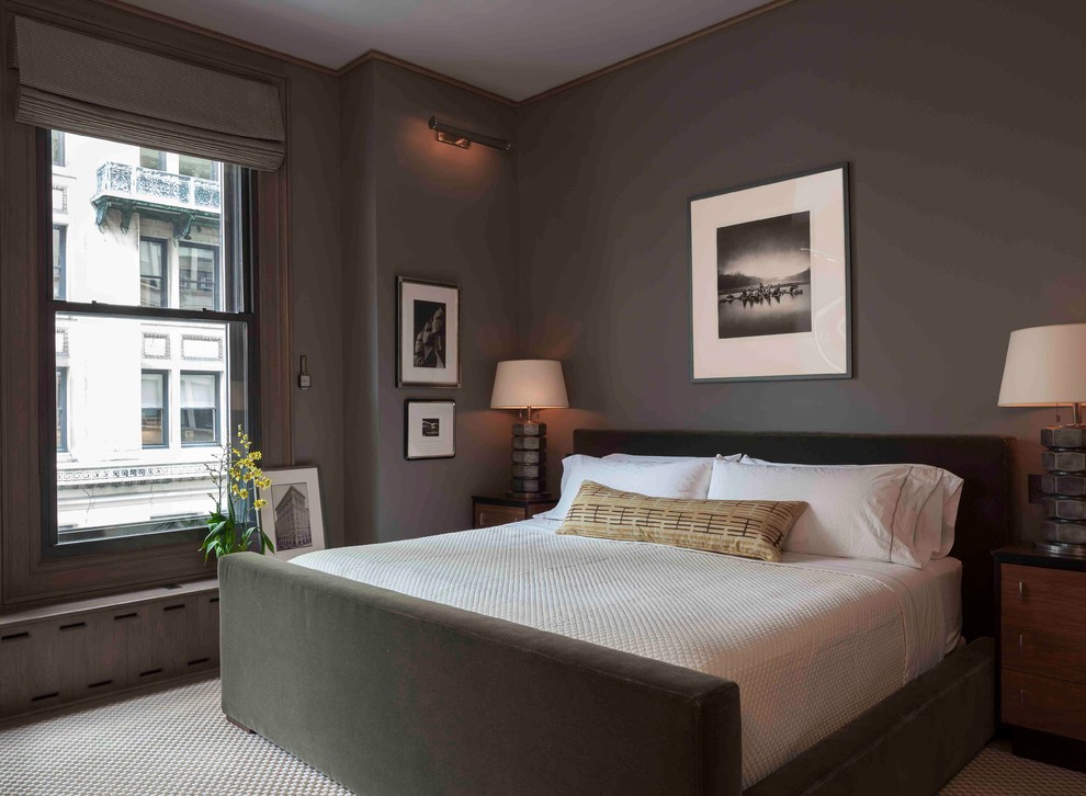 Großes Modernes Hauptschlafzimmer ohne Kamin mit grauer Wandfarbe in New York