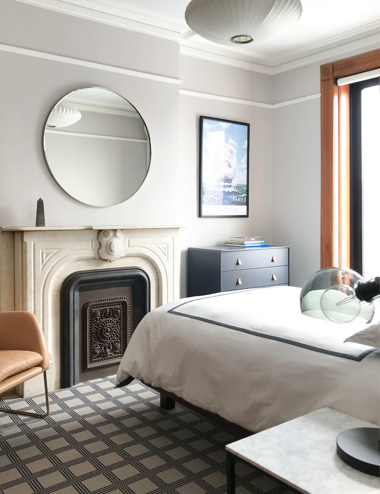Свежая идея для дизайна: спальня в стиле неоклассика (современная классика) с серыми стенами, ковровым покрытием, стандартным камином и серым полом - отличное фото интерьера