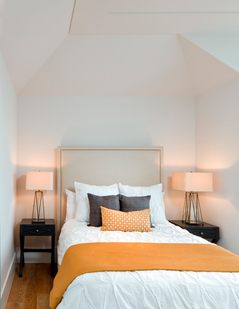 Idee per una camera degli ospiti tradizionale di medie dimensioni con pareti bianche e pavimento in legno massello medio