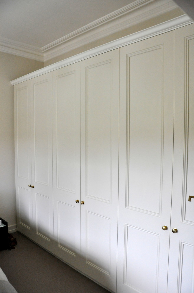 Exemple d'une chambre victorienne de taille moyenne avec un mur beige.