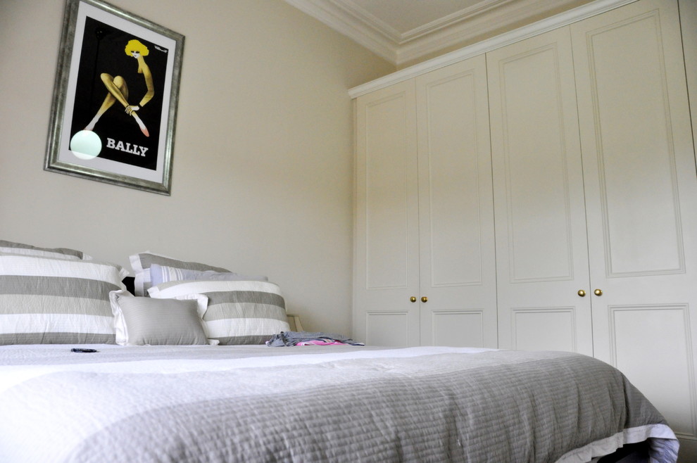 Idee per una camera da letto vittoriana di medie dimensioni con pareti beige