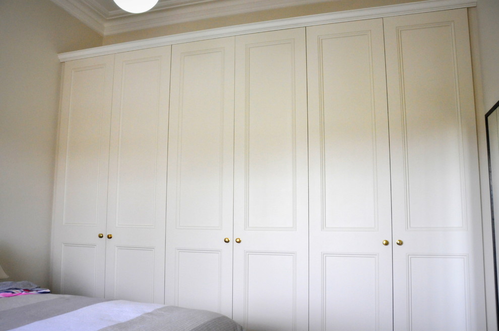 Esempio di una camera da letto vittoriana di medie dimensioni con pareti beige