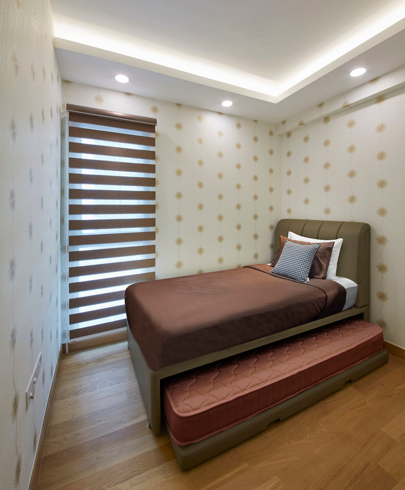 Cette photo montre une chambre d'amis tendance de taille moyenne avec un mur beige et un sol en contreplaqué.