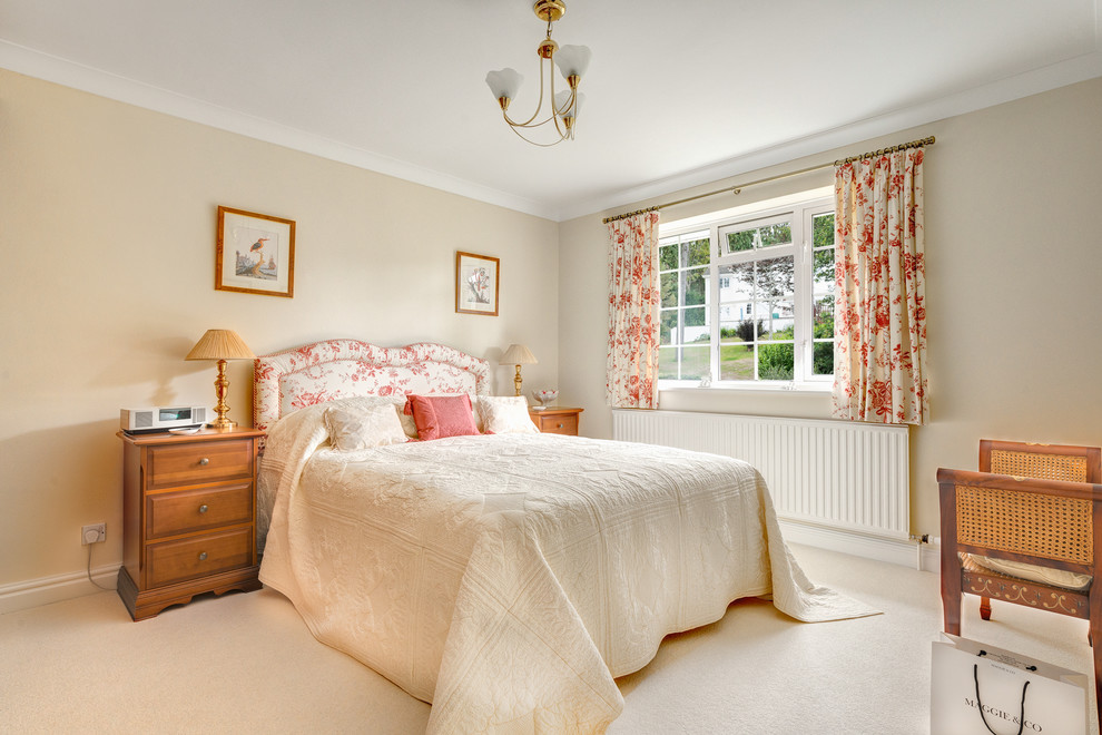 Klassisches Schlafzimmer mit beiger Wandfarbe in Devon