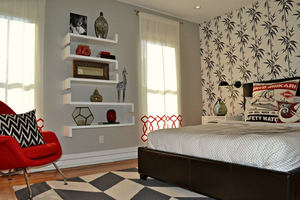 На фото: хозяйская спальня среднего размера в современном стиле с серыми стенами и светлым паркетным полом без камина с