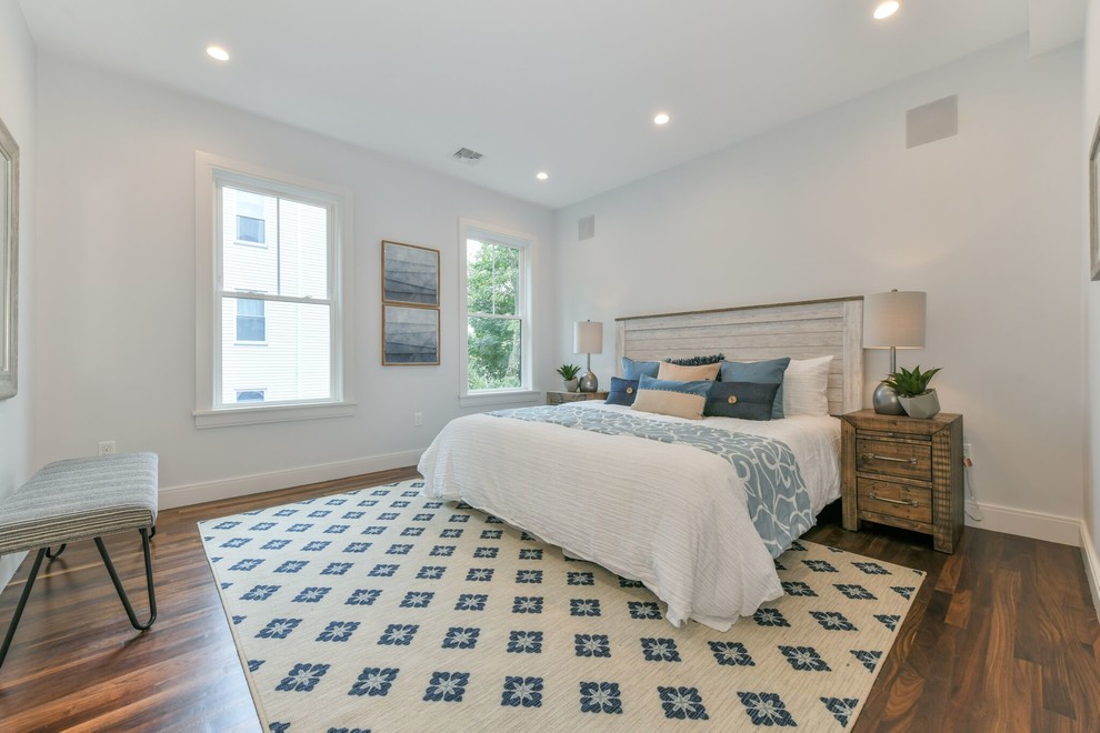 Mittelgroßes Modernes Schlafzimmer ohne Kamin mit weißer Wandfarbe, braunem Holzboden und braunem Boden in Boston