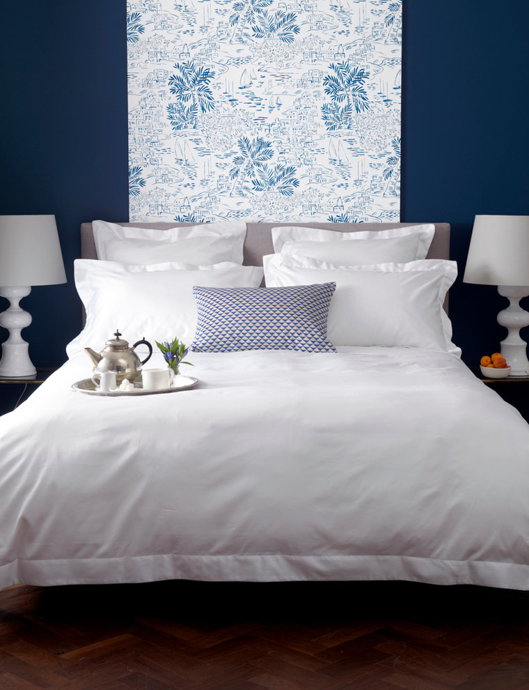 Idee per una camera da letto con pareti blu e parquet scuro