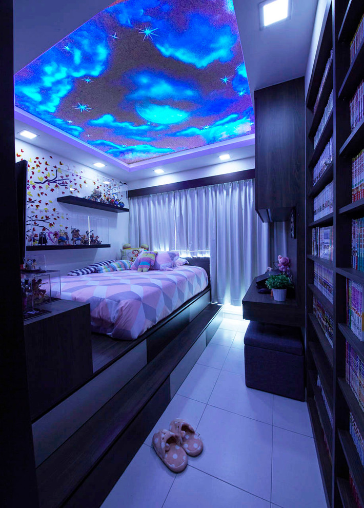 Mittelgroßes Modernes Hauptschlafzimmer mit weißer Wandfarbe und Keramikboden in Singapur