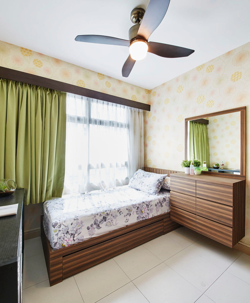 Imagen de habitación de invitados moderna de tamaño medio con paredes amarillas y suelo de baldosas de cerámica