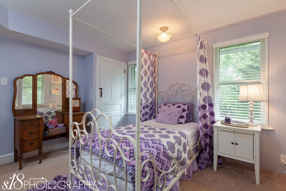 Пример оригинального дизайна: хозяйская спальня среднего размера в классическом стиле с фиолетовыми стенами и ковровым покрытием