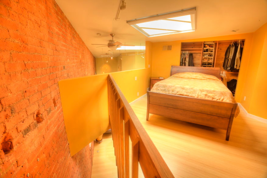 シアトルにあるインダストリアルスタイルのおしゃれな寝室のレイアウト