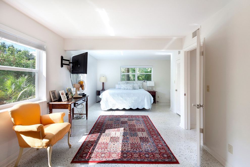 Пример оригинального дизайна: огромная хозяйская спальня в классическом стиле с белыми стенами, полом из керамической плитки и разноцветным полом без камина