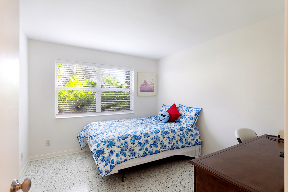На фото: огромная гостевая спальня (комната для гостей) в классическом стиле с белыми стенами, полом из керамической плитки и разноцветным полом без камина