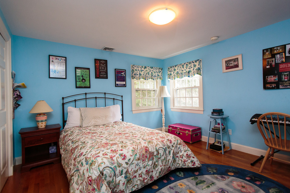 Источник вдохновения для домашнего уюта: гостевая спальня среднего размера, (комната для гостей) в классическом стиле с синими стенами, деревянным полом и фасадом камина из дерева без камина