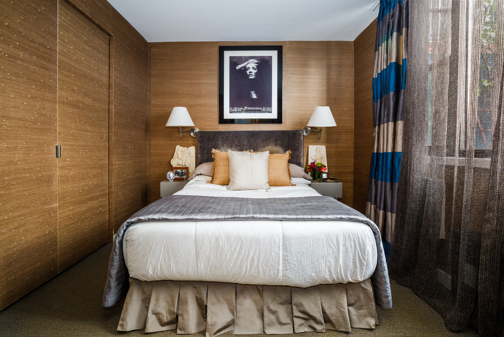 Imagen de dormitorio clásico renovado con paredes marrones, moqueta y suelo verde