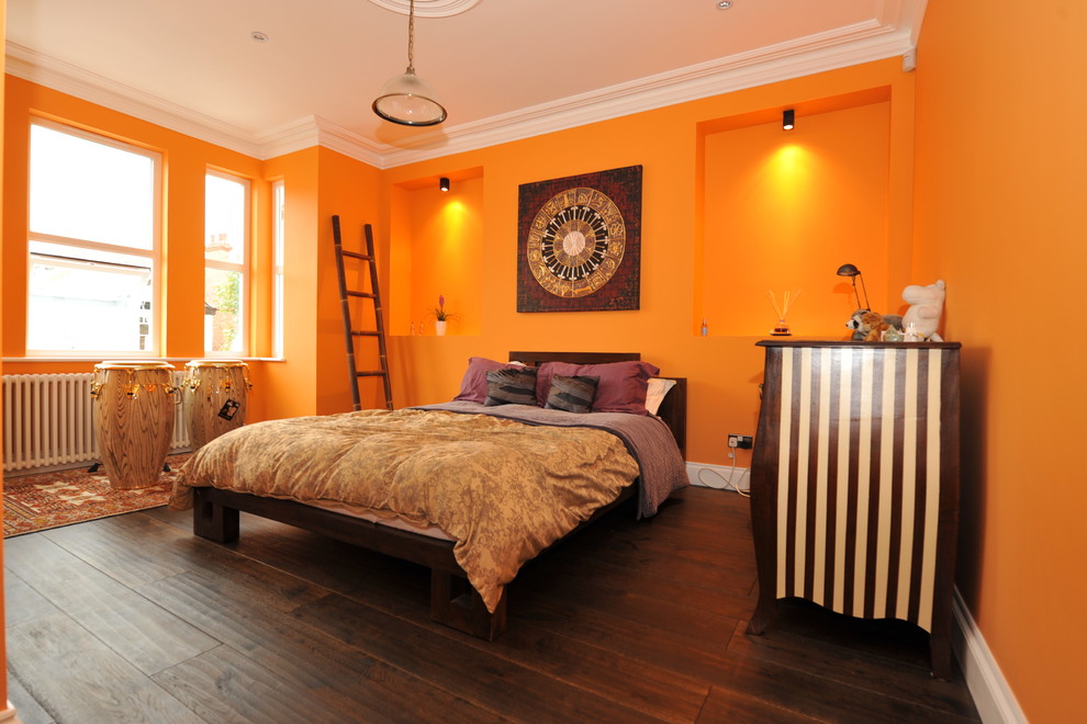Diseño de habitación de invitados actual de tamaño medio sin chimenea con parades naranjas
