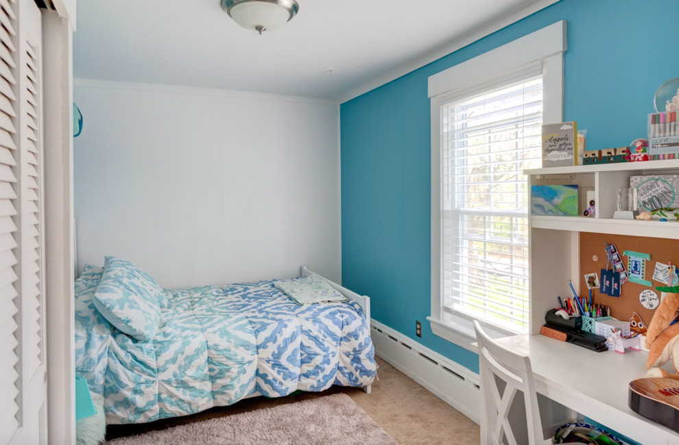 Idee per una piccola camera degli ospiti country con pareti blu, pavimento in legno massello medio e pavimento beige