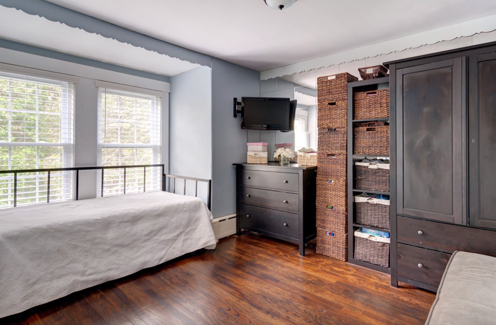 Imagen de habitación de invitados de estilo de casa de campo de tamaño medio con paredes azules, suelo de madera en tonos medios y suelo beige