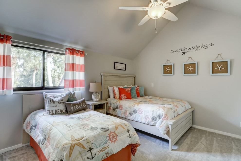На фото: гостевая спальня среднего размера, (комната для гостей) в морском стиле с серыми стенами, полом из винила и бежевым полом с