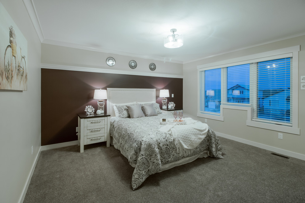 Идея дизайна: хозяйская спальня среднего размера в классическом стиле с бежевыми стенами, ковровым покрытием и серым полом без камина