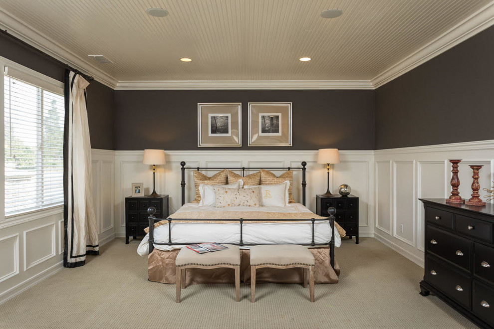 На фото: большая хозяйская спальня в классическом стиле с коричневыми стенами, ковровым покрытием и бежевым полом без камина