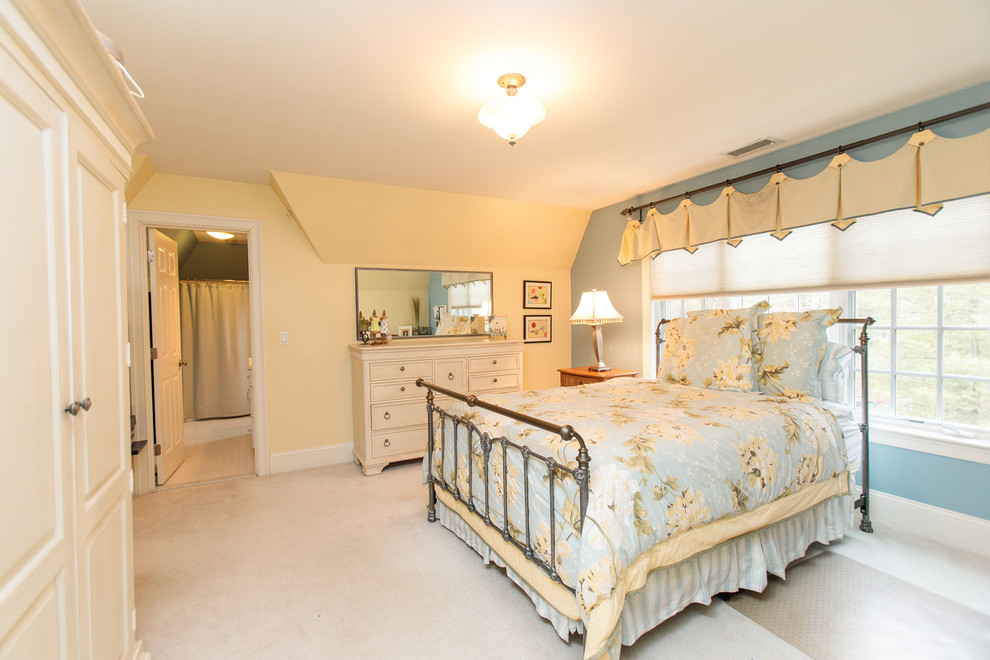 Идея дизайна: большая гостевая спальня (комната для гостей) в классическом стиле с синими стенами, ковровым покрытием и бежевым полом